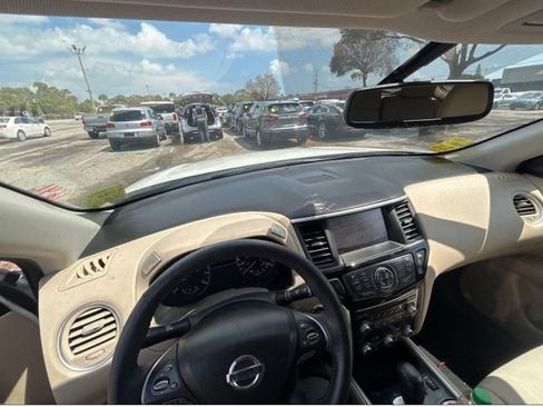 Used 2018 Nissan Pathfinder SV w/ SV Tech Package image 3