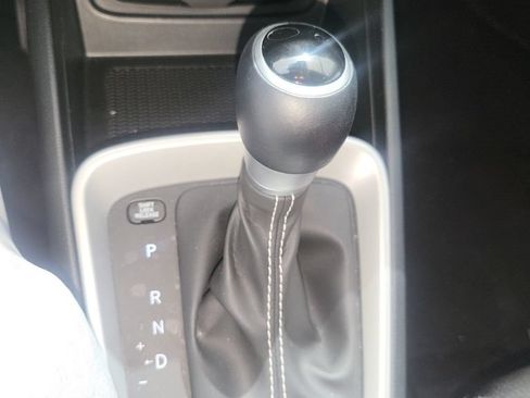 Used 2025 Hyundai Venue SEL FWD image 9