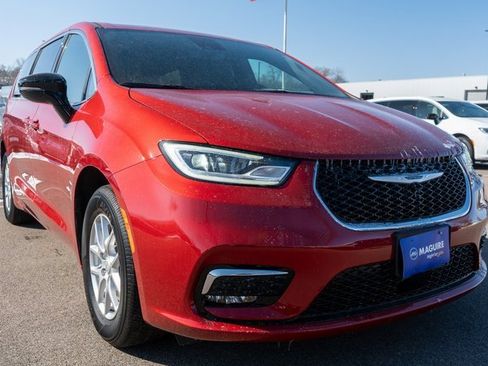 New 2026 Chrysler Pacifica Select image 4