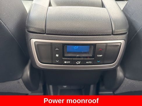 Used 2018 Toyota Highlander SE image 19