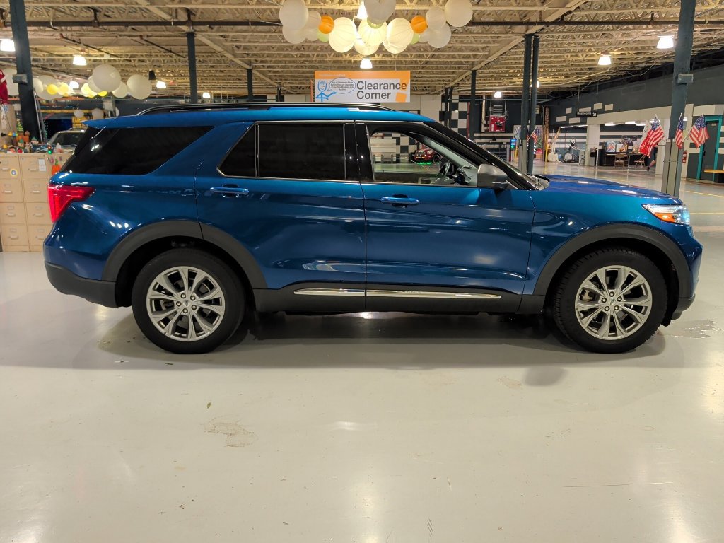 Used 2022 Ford Explorer XLT w/ Equipment Group 202A AWD/4WD image 12