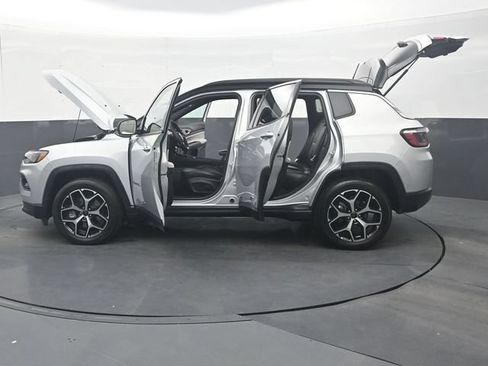 Used 2025 Jeep Compass Limited AWD/4WD image 38