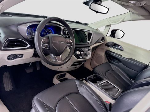 Used 2024 Chrysler Pacifica Touring-L FWD image 3