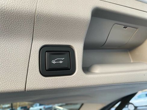 Used 2018 GMC Acadia SLT w/ LPO, Floor Liner Package AWD/4WD image 32