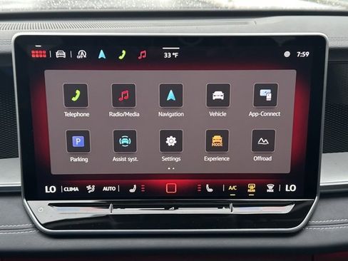 Certified 2025 Volkswagen Tiguan SE image 36