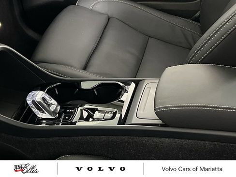 Used 2025 Volvo XC40 B5 Plus image 21