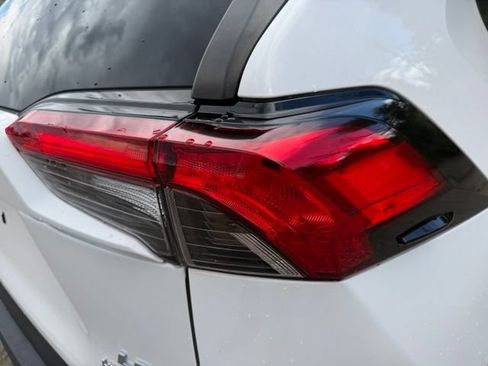 Used 2021 Toyota RAV4 LE AWD/4WD image 13