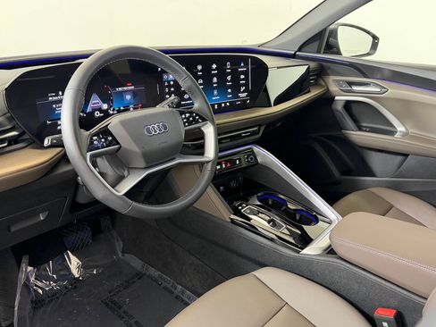 Used 2025 Audi Q5 Premium w/ Convenience Package image 4
