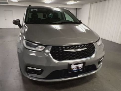 Used 2022 Chrysler Pacifica Limited FWD image 3