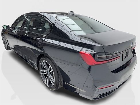 Used 2022 BMW 750i xDrive w/ Luxury Rear Seating Package image 10