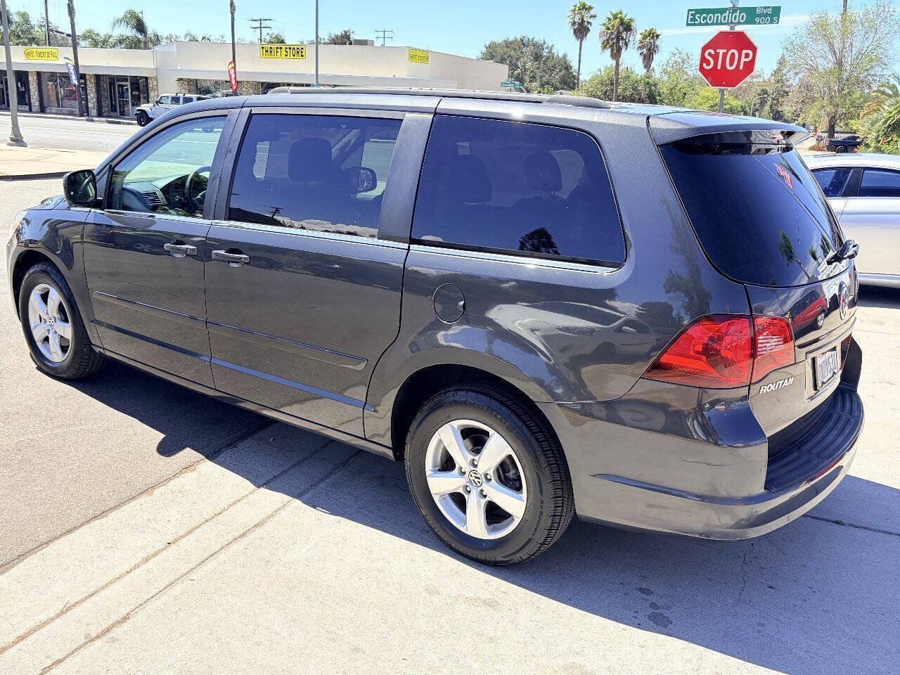 Used 2011 Volkswagen Routan SE FWD image 4