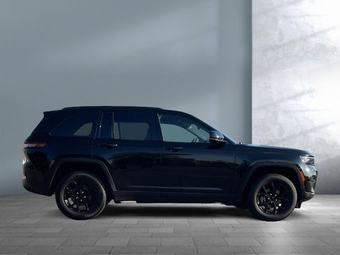 Used 2025 Jeep Grand Cherokee Altitude AWD/4WD image 7