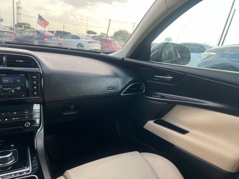 Used 2017 Jaguar XE RWD image 17