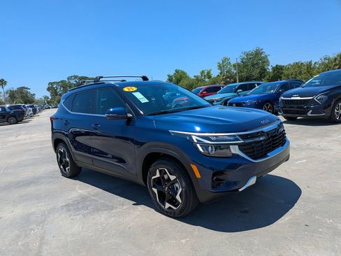 Certified 2025 Kia Seltos EX AWD/4WD image 2