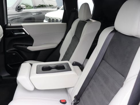 Used 2025 Mitsubishi Outlander SE AWD/4WD image 24