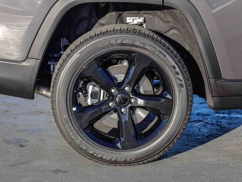 New 2025 Jeep Grand Cherokee L Altitude image 12