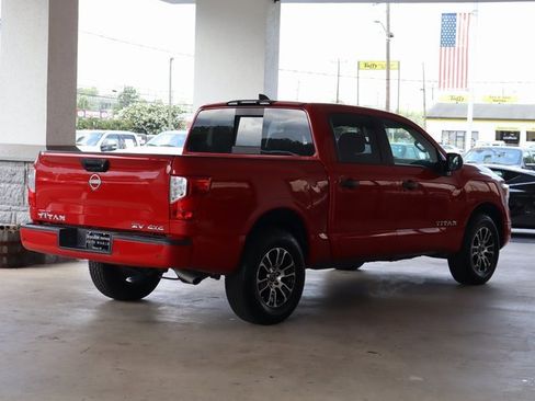 Used 2023 Nissan Titan SV image 5