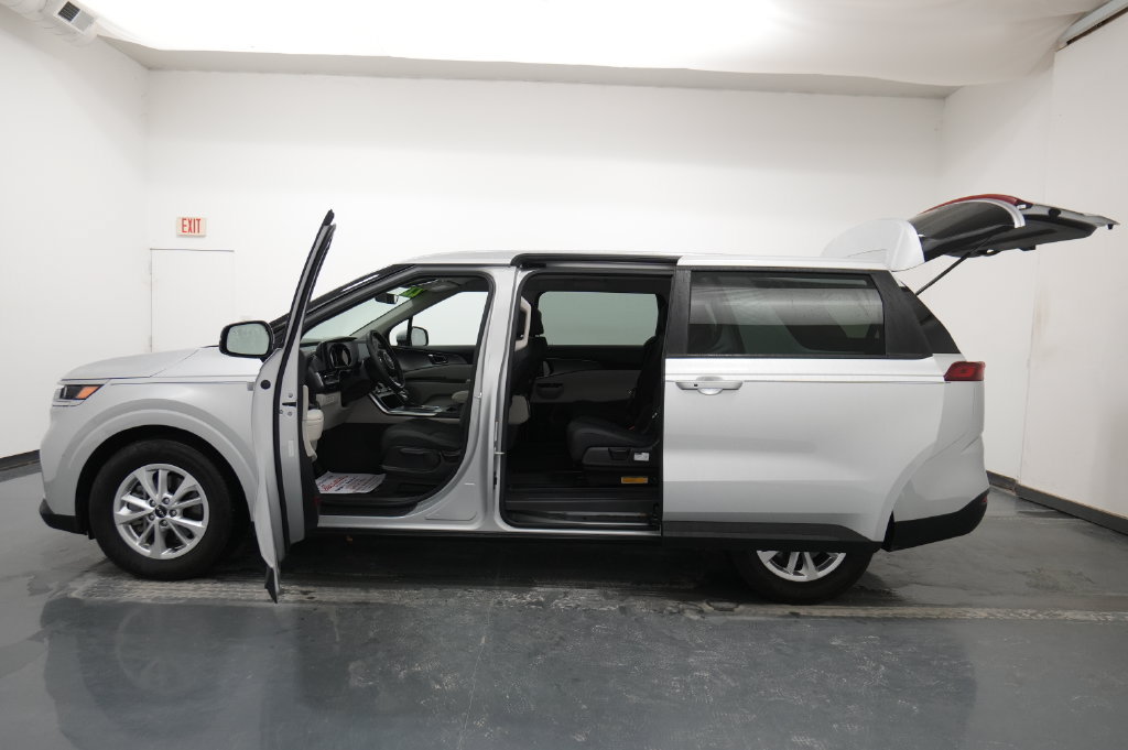 Used 2022 Kia Carnival LX FWD image 24