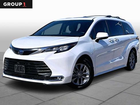 Used 2022 Toyota Sienna XLE image 1