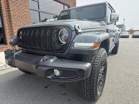 Used 2024 Jeep Gladiator Sport AWD/4WD image 11