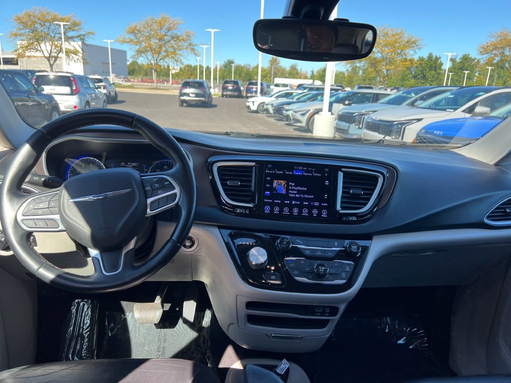 Used 2017 Chrysler Pacifica Touring-L FWD image 11