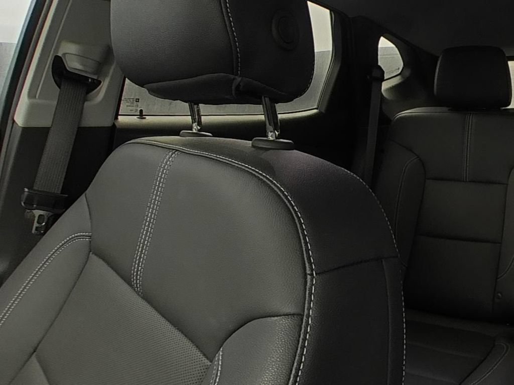 Used 2025 Chevrolet Blazer LT w/ Sound & Technology Package FWD image 9