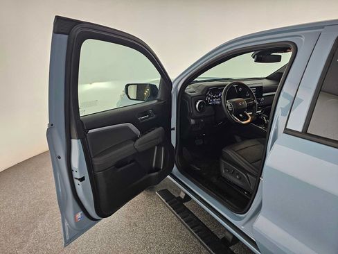 Used 2025 Chevrolet Colorado Z71 w/ Technology Package AWD/4WD image 19