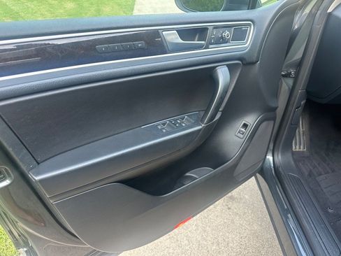 Used 2013 Volkswagen Touareg Executive AWD/4WD image 20