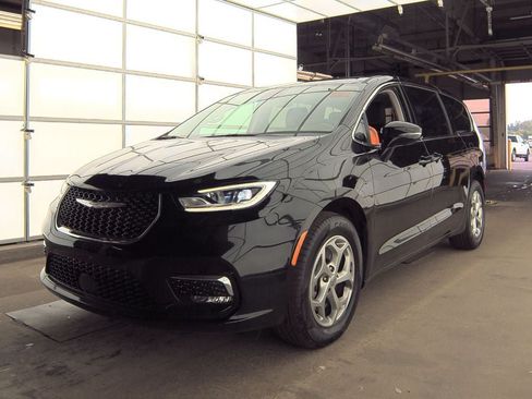 Used 2024 Chrysler Pacifica Limited AWD/4WD image 4
