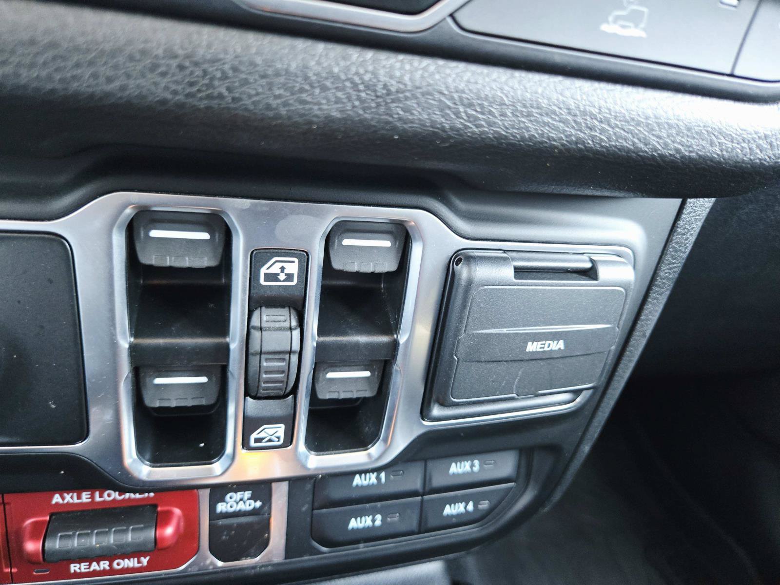 Used 2025 Jeep Wrangler Unlimited Sport AWD/4WD image 33
