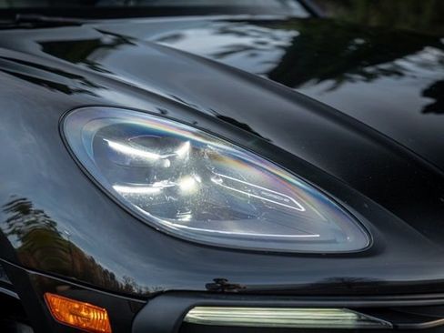 Used 2023 Porsche Macan Turbo image 8