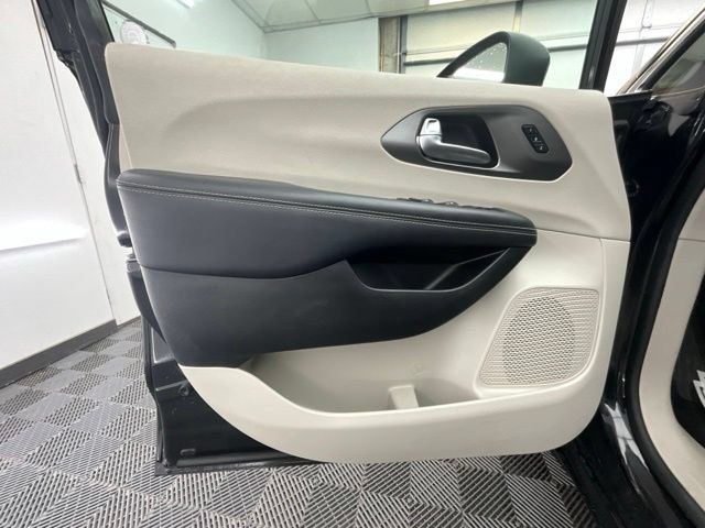 Used 2023 Chrysler Pacifica Touring-L FWD image 13