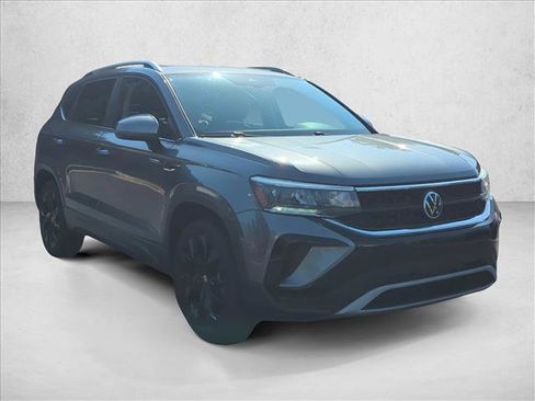 Used 2022 Volkswagen Taos SE w/ Panoramic Sunroof Package FWD image 3