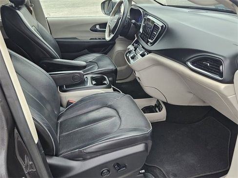 Used 2020 Chrysler Pacifica Limited image 15