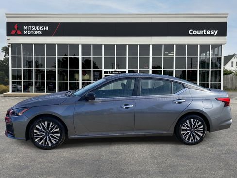 Used 2024 Nissan Altima 2.5 SV image 2