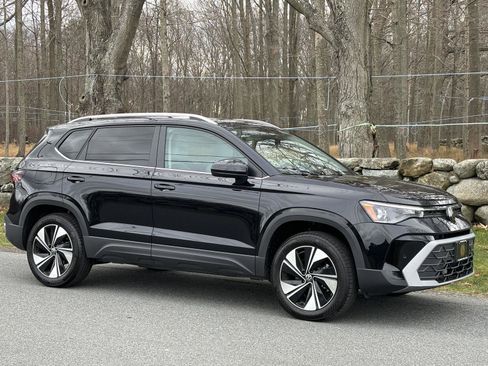 Used 2025 Volkswagen Taos SE w/ Panoramic Sunroof Package image 14