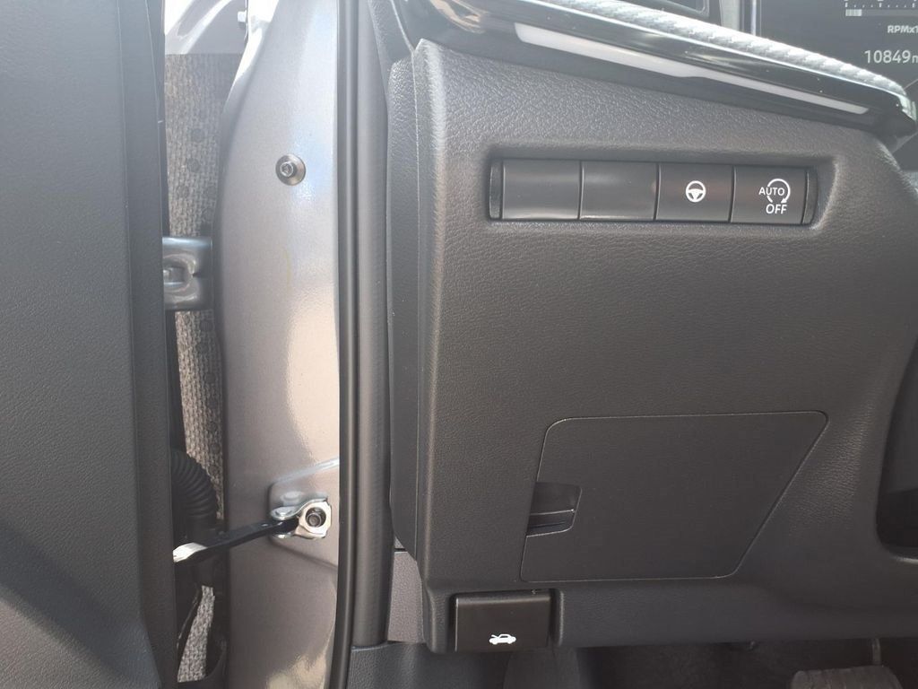 Used 2025 Nissan Kicks SR FWD image 15