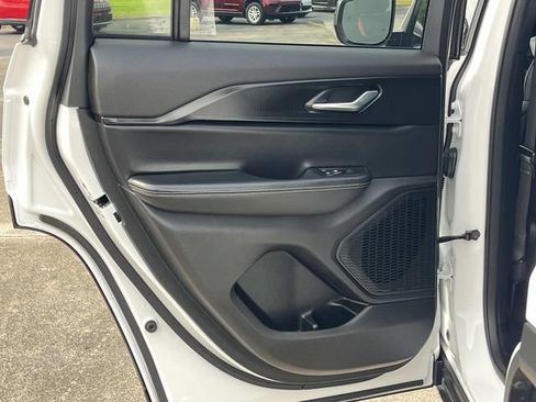 Used 2025 Jeep Grand Cherokee Laredo w/ Luxury Tech Group I RWD image 20