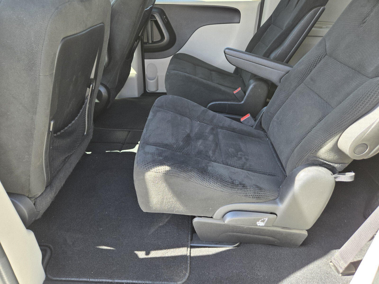 Used 2016 Dodge Grand Caravan SXT w/ UConnect Hands-Free Group FWD image 8