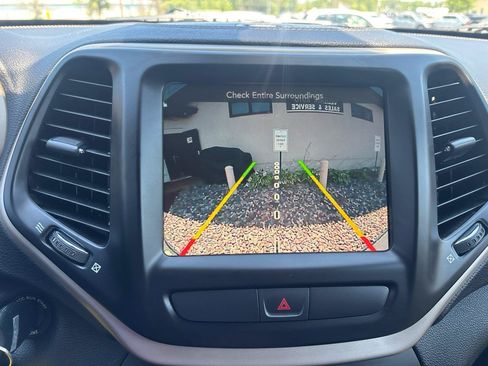Used 2017 Jeep Cherokee Latitude w/ Cold Weather Group AWD/4WD image 19