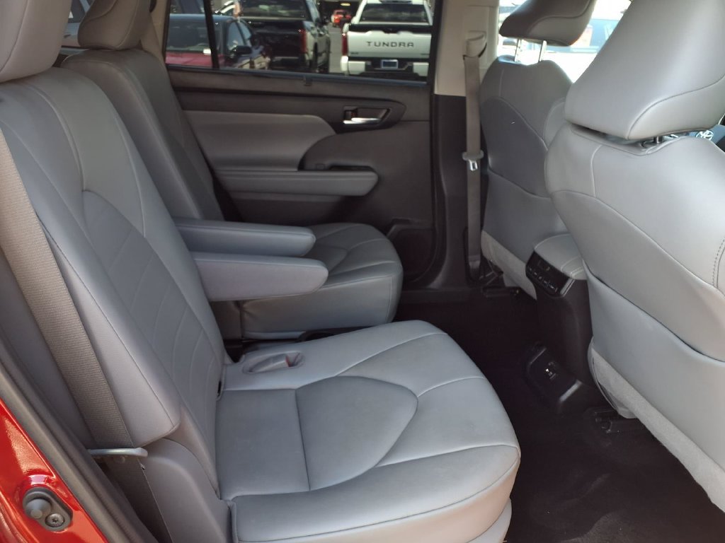 Certified 2021 Toyota Highlander XLE AWD/4WD image 34