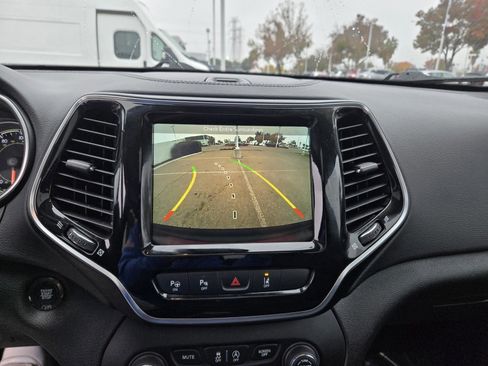 Used 2019 Jeep Cherokee Limited w/ Luxury Group image 19