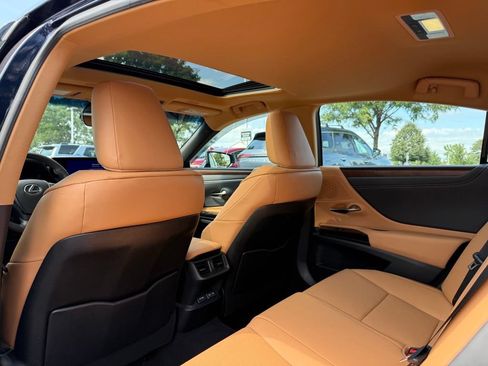 Used 2024 Lexus ES 350 w/ Premium Package FWD image 16