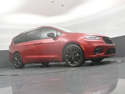 Used 2025 Chrysler Pacifica Limited FWD image 40