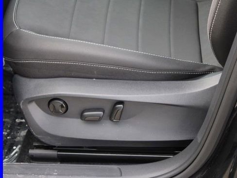 Used 2024 Volkswagen Taos SE image 16