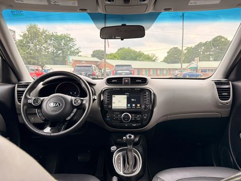 Used 2016 Kia Soul + w/ Primo Package FWD image 16
