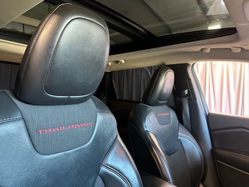 Used 2018 Jeep Cherokee Trailhawk w/ Comfort/Convenience Group AWD/4WD image 18