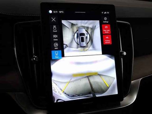 Certified 2025 Volvo XC90 B6 Plus image 29