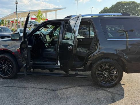 Used 2015 Lincoln Navigator 4WD image 11
