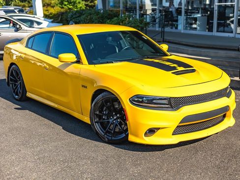 Used 2017 Dodge Charger R/T RWD image 2
